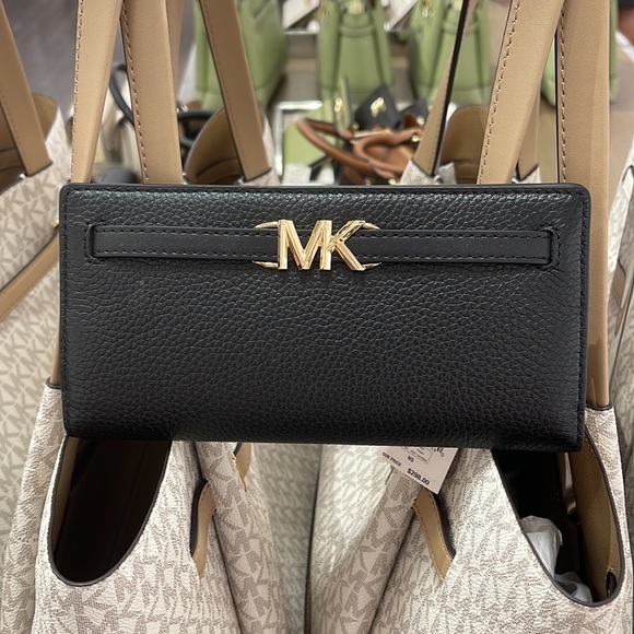 MICHAEL KORS
Reed Large Pebbled Leather Snap Wallet
Style# 35S3G6RE3L
Black
NWT - Picture 5 of 16